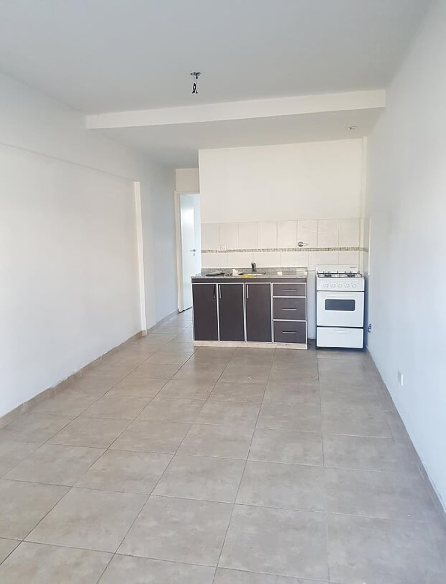 Excelente departamento de 2 amb con patio — foto 3