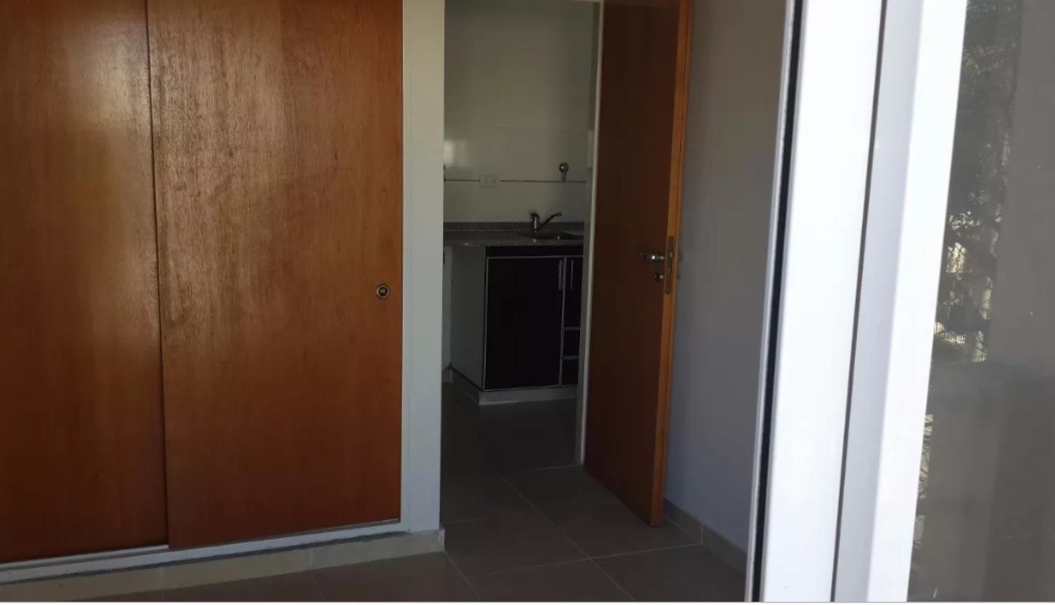 Excelente departamento de 2 amb con patio — foto 5