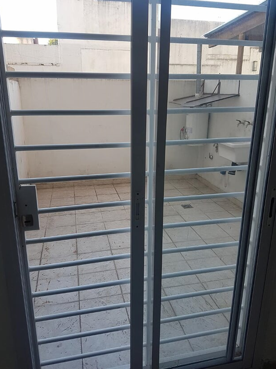 Excelente departamento de 2 amb con patio — foto 6