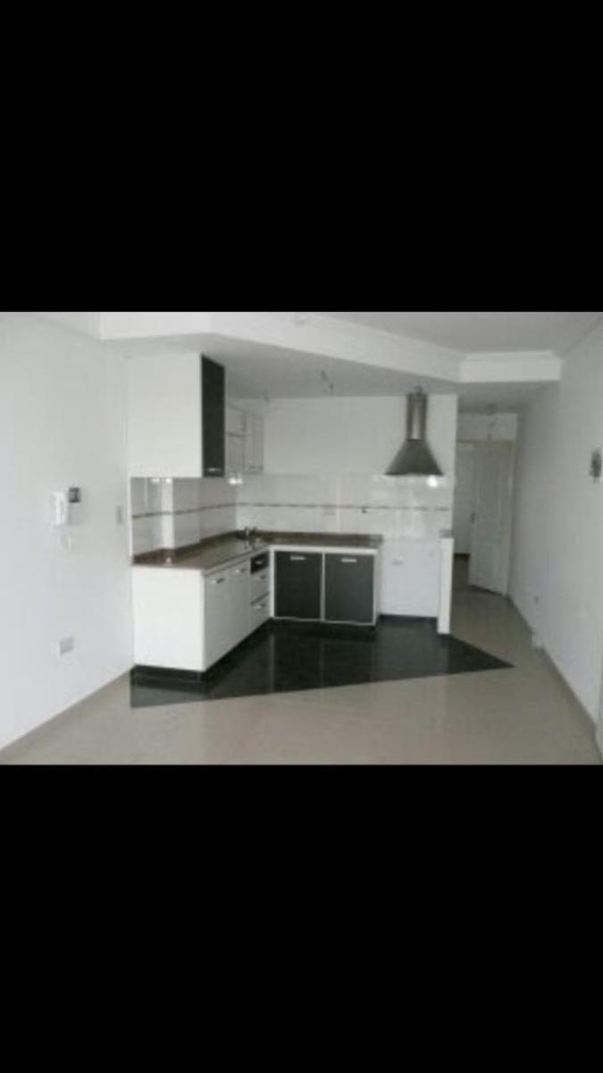 Excelente departamento de 2 amb con balcón y cochera