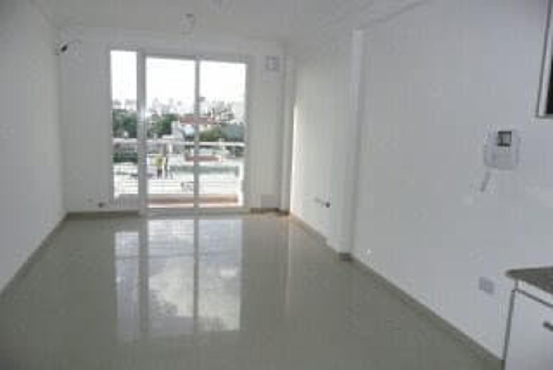Excelente departamento de 2 amb con balcón y cochera — foto 2
