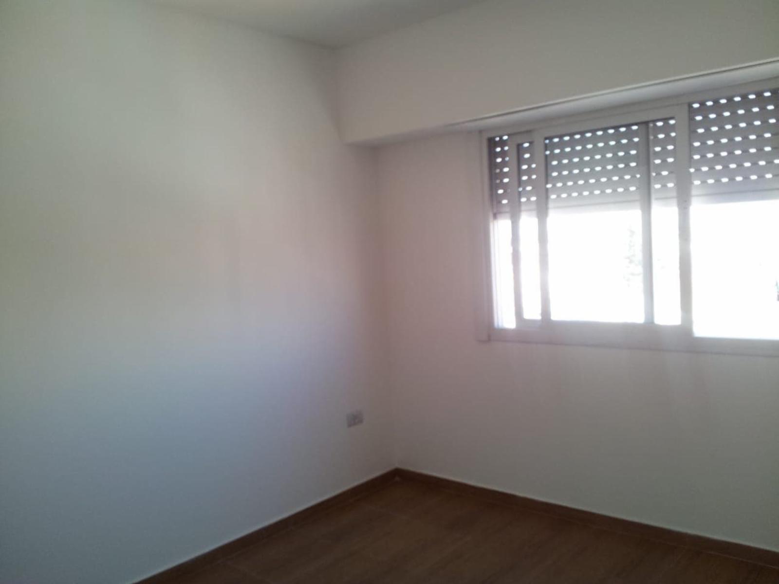 Excelente departamento de 2 amb con balcón y cochera — foto 3