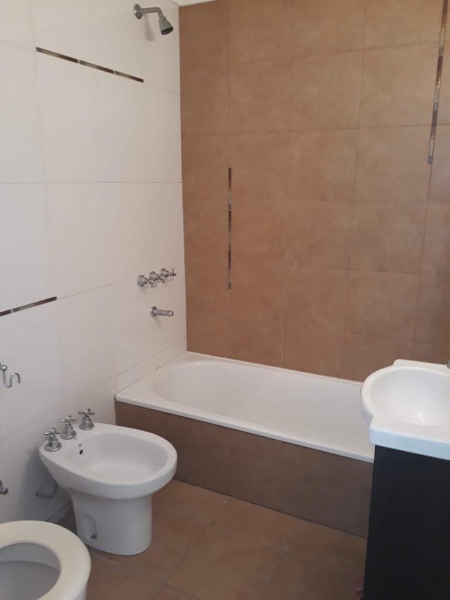 Excelente departamento de 2 amb con balcón y cochera — foto 4