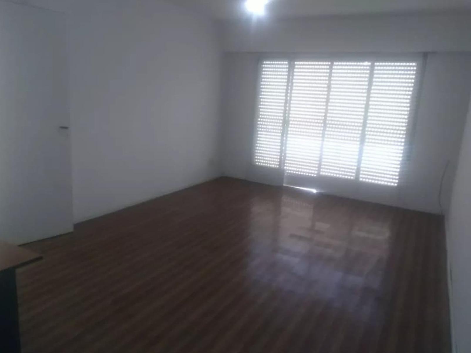 Excelente departamento de 3 amb en zona comercial. Precio rebajado — foto 2