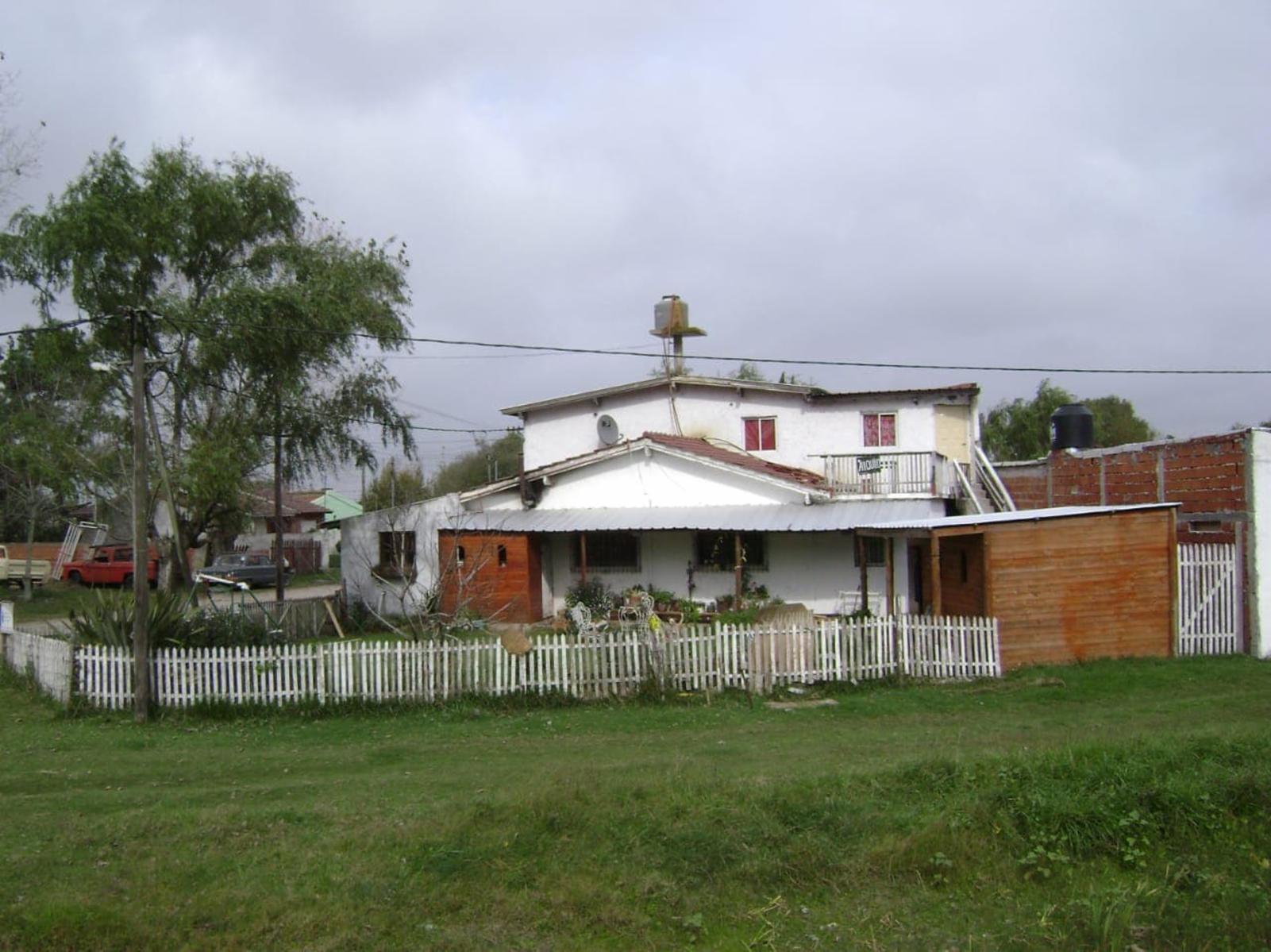 Casa en esquina de 5 amb con balcón