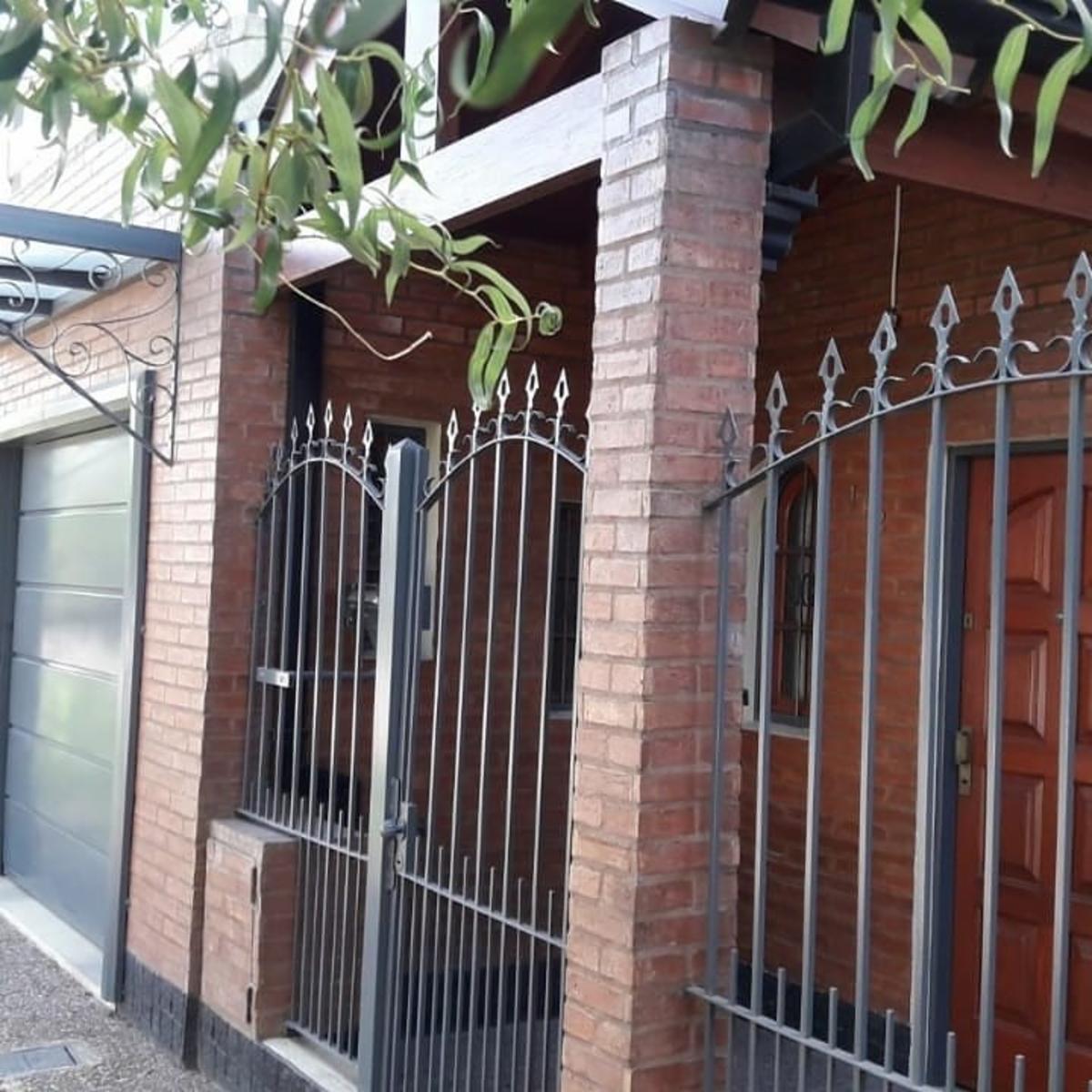Excelente casa en lote propio