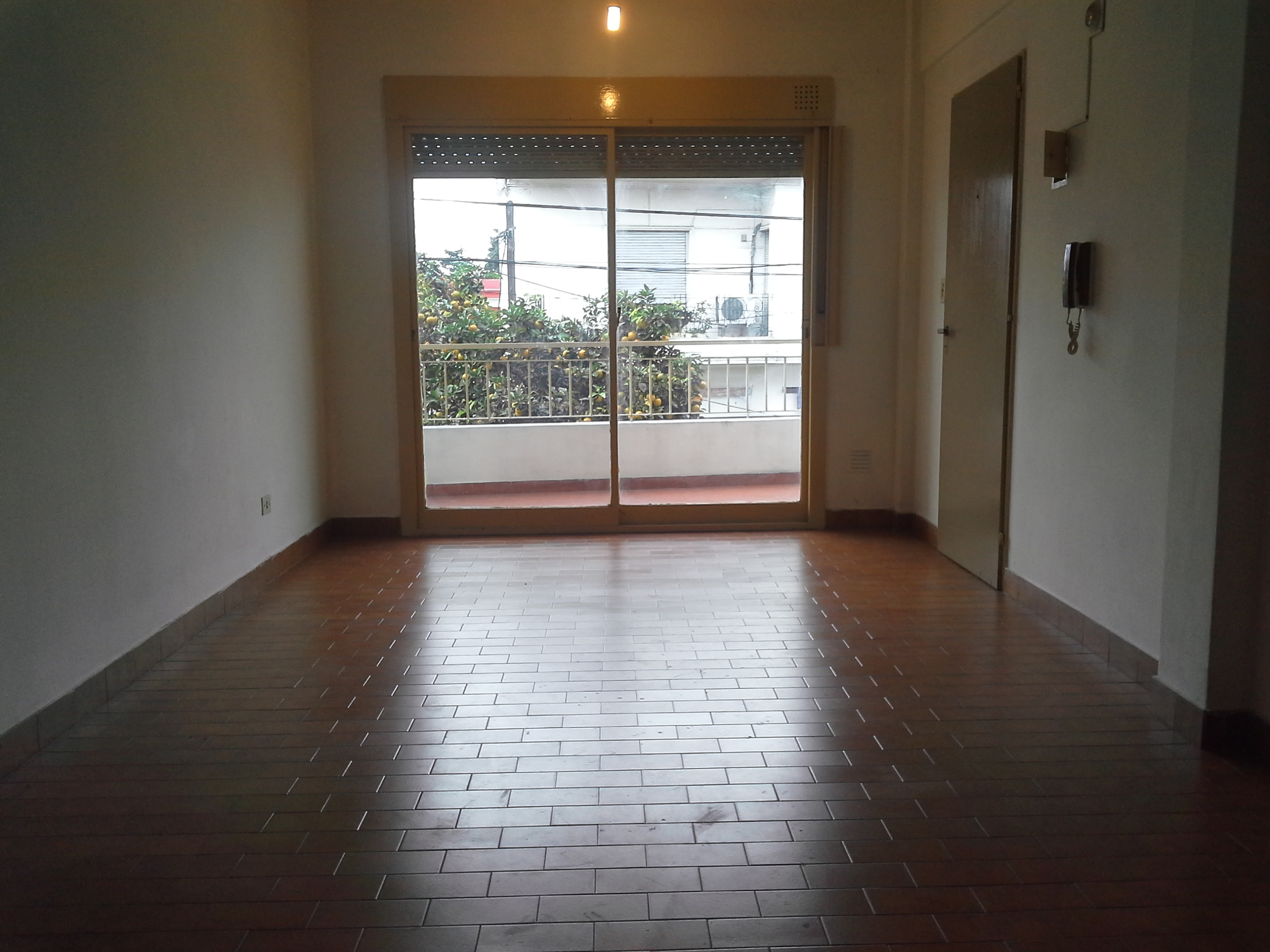 1 ambiente al frente con amplio balcón, primer piso por escalera. A doscuadras de la estación Ciudadela. - 2