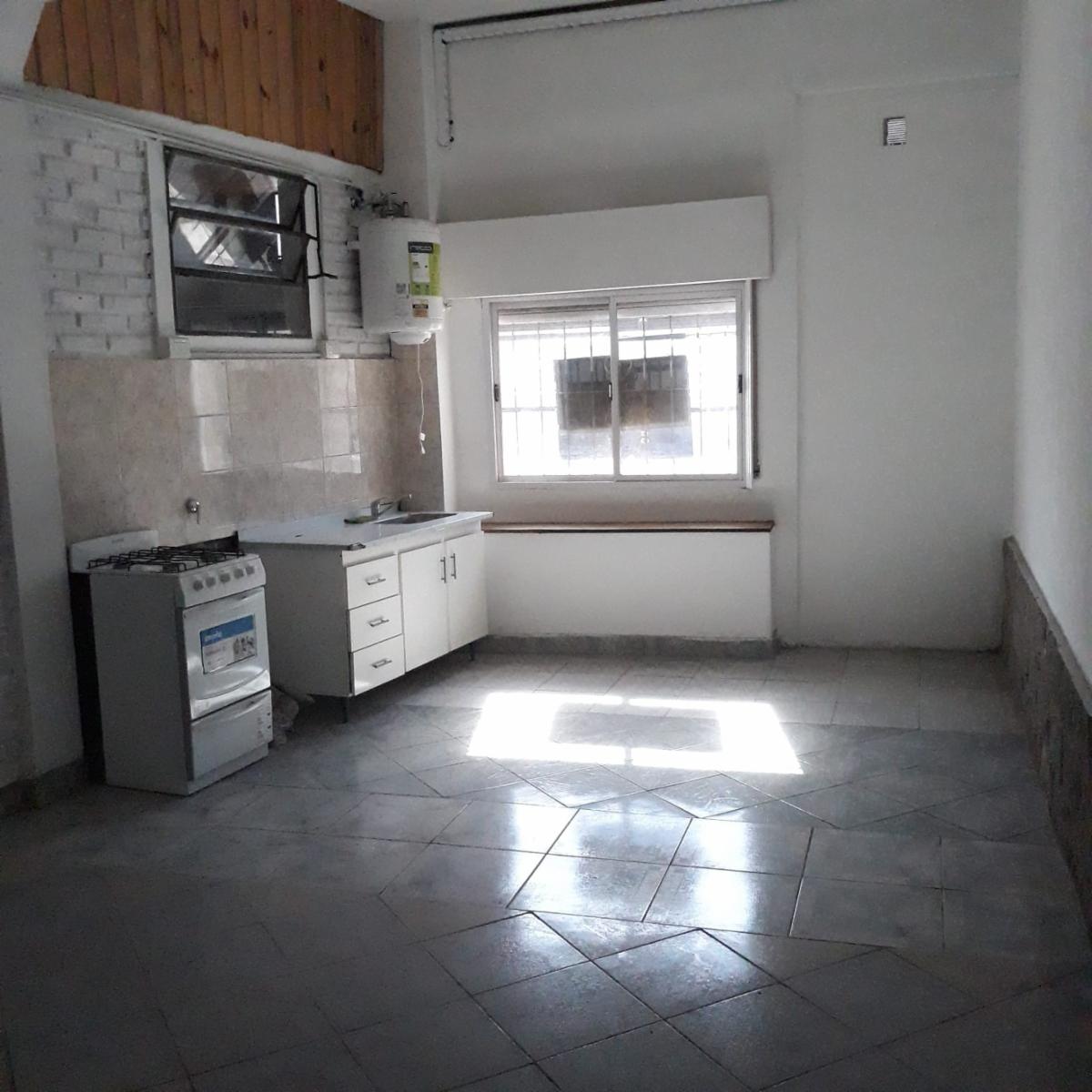 Dpto. tipo casa, de 2 ambientes al frente. Muy buen estado. - 2