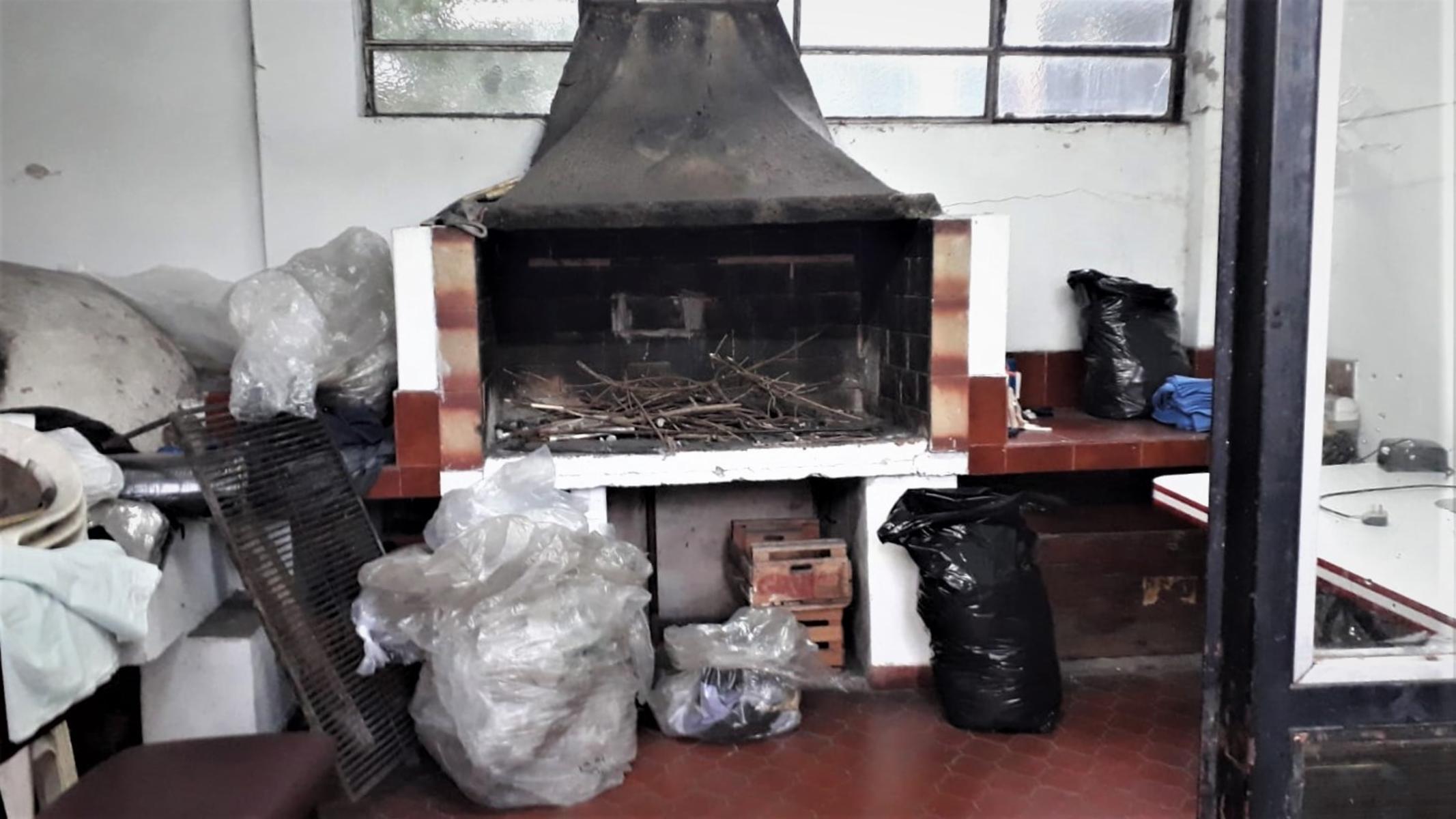 Amplia casa de 4 ambientes, con cochera semicubierta, jardín, fondo con pequeña pileta, quincho con parrilla y horno de barro + galpón guarda útiles. — foto 2