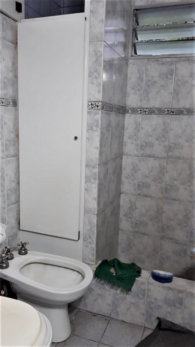 Amplia casa de 4 ambientes, con cochera semicubierta, jardín, fondo con pequeña pileta, quincho con parrilla y horno de barro + galpón guarda útiles. — foto 3