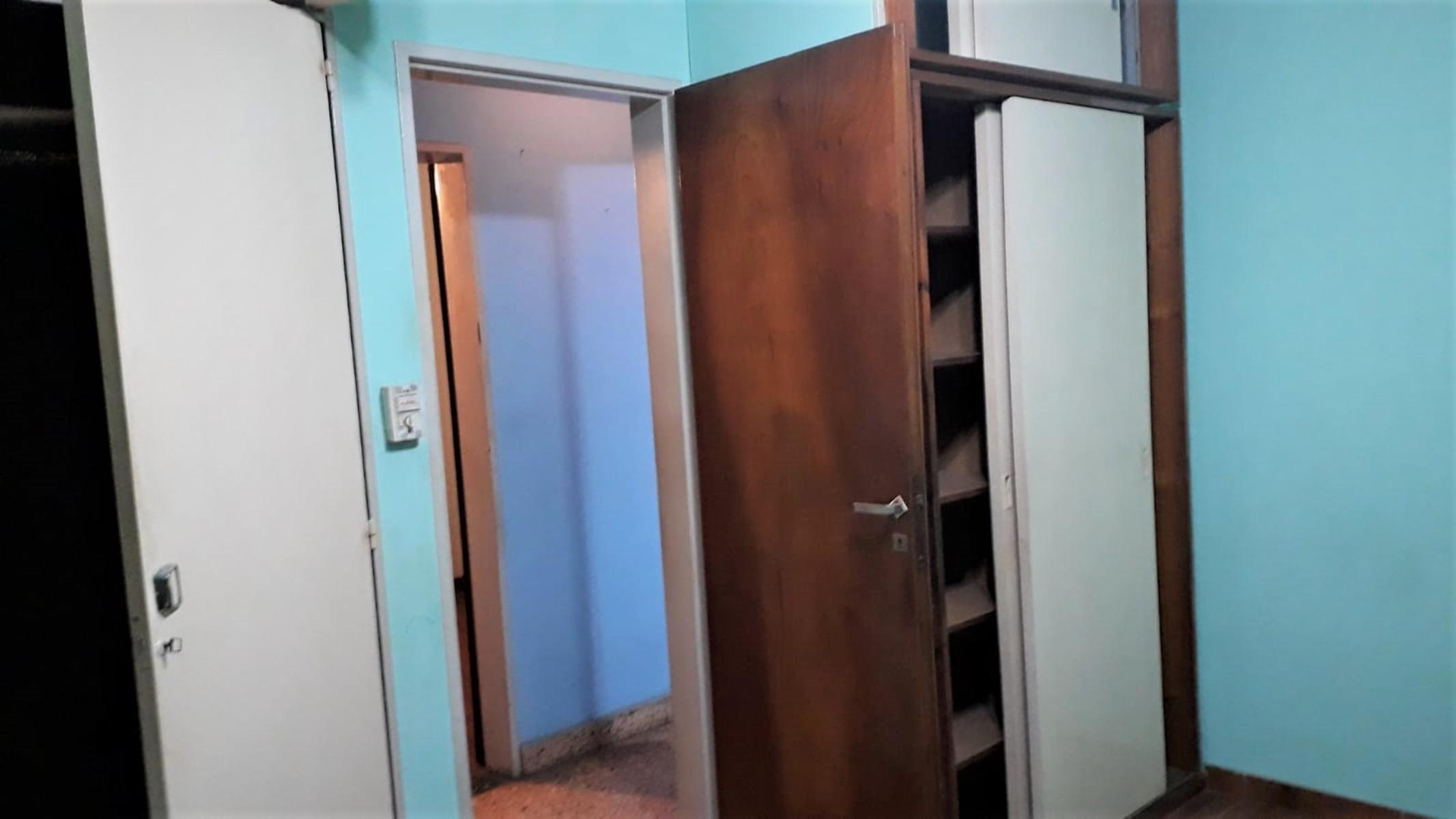 Amplia casa de 4 ambientes, con cochera semicubierta, jardín, fondo con pequeña pileta, quincho con parrilla y horno de barro + galpón guarda útiles. — foto 4