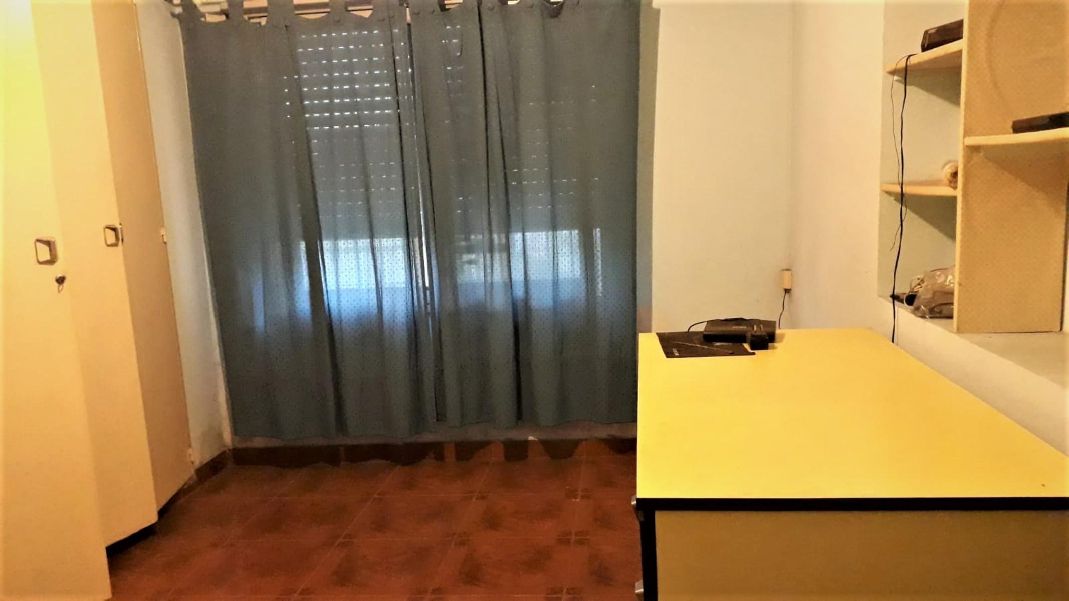Amplia casa de 4 ambientes, con cochera semicubierta, jardín, fondo con pequeña pileta, quincho con parrilla y horno de barro + galpón guarda útiles. — foto 5
