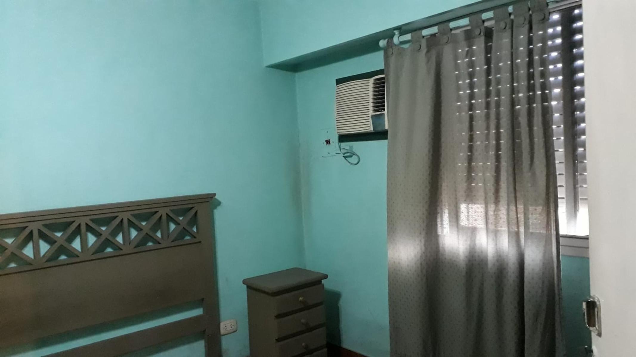 Amplia casa de 4 ambientes, con cochera semicubierta, jardín, fondo con pequeña pileta, quincho con parrilla y horno de barro + galpón guarda útiles. — foto 6