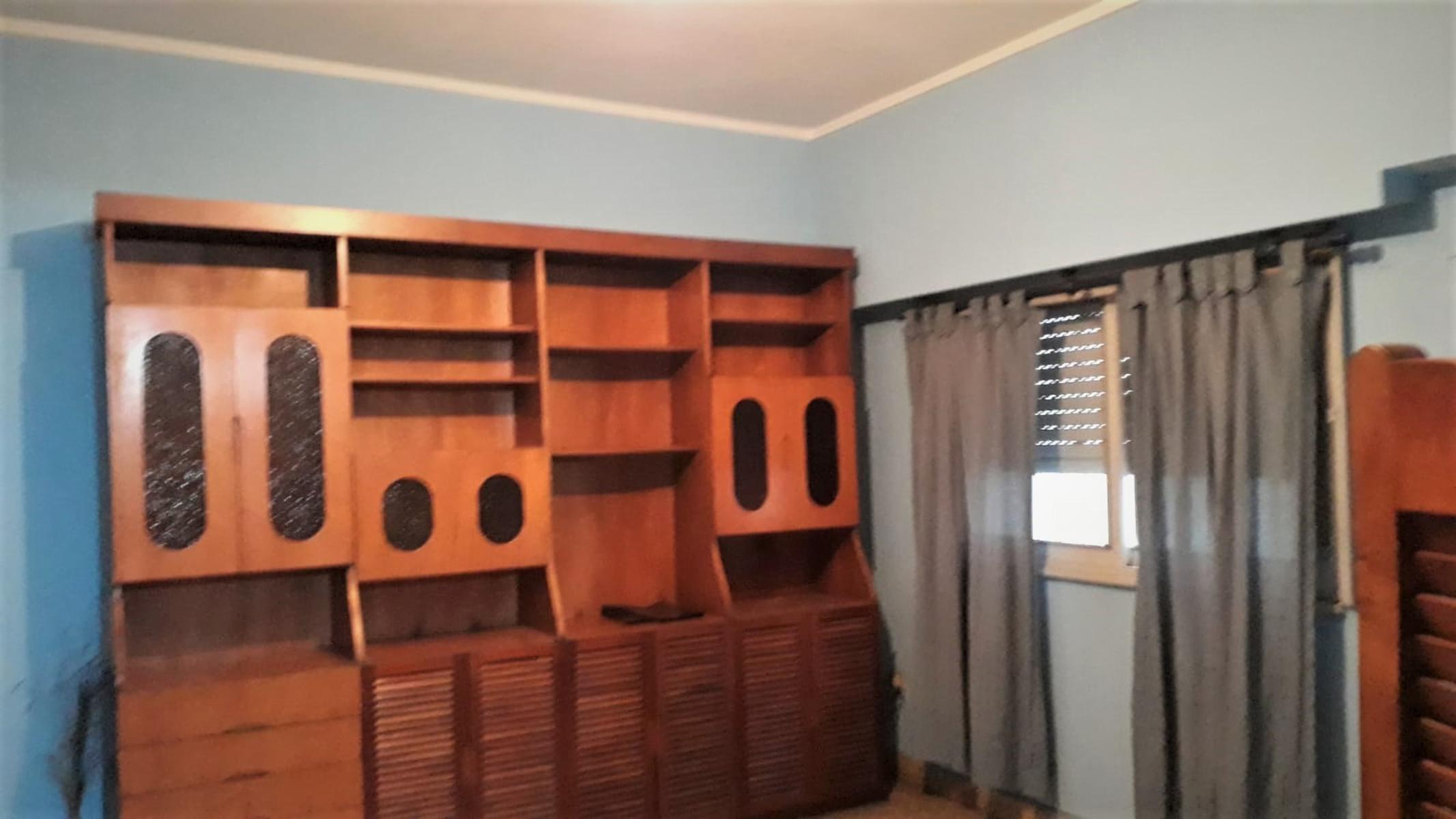 Amplia casa de 4 ambientes, con cochera semicubierta, jardín, fondo con pequeña pileta, quincho con parrilla y horno de barro + galpón guarda útiles. — foto 7