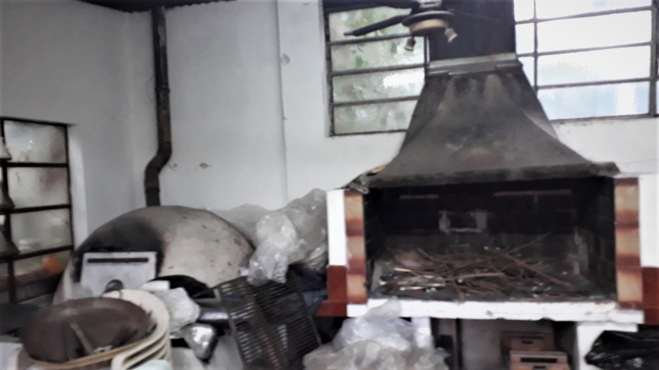 Amplia casa de 4 ambientes, con cochera semicubierta, jardín, fondo con pequeña pileta, quincho con parrilla y horno de barro + galpón guarda útiles. — foto 8