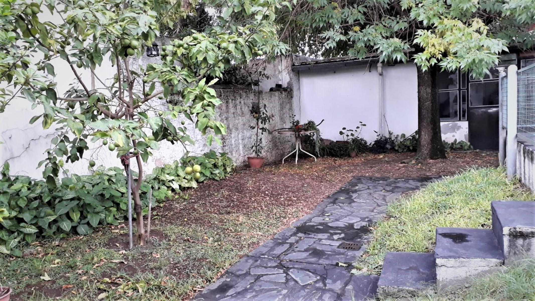 Amplia casa de 4 ambientes, con cochera semicubierta, jardín, fondo con pequeña pileta, quincho con parrilla y horno de barro + galpón guarda útiles. — foto 9