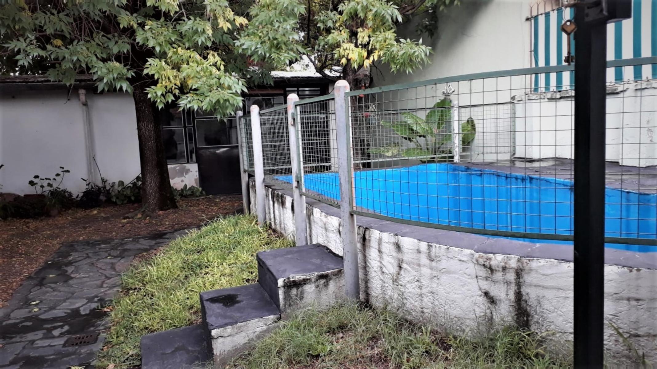 Amplia casa de 4 ambientes, con cochera semicubierta, jardín, fondo con pequeña pileta, quincho con parrilla y horno de barro + galpón guarda útiles. — foto 10