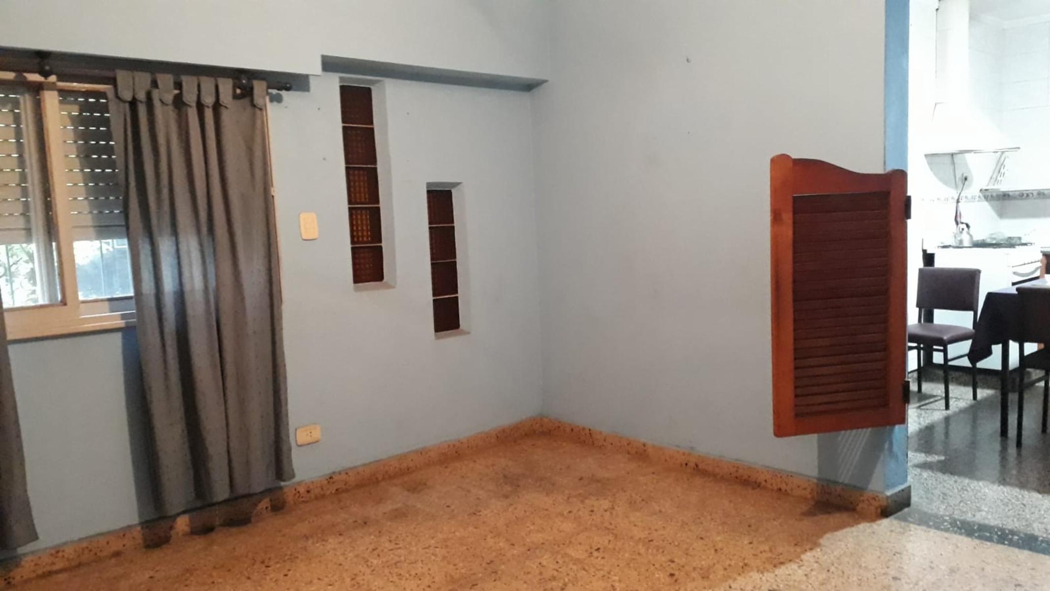 Amplia casa de 4 ambientes, con cochera semicubierta, jardín, fondo con pequeña pileta, quincho con parrilla y horno de barro + galpón guarda útiles. — foto 11