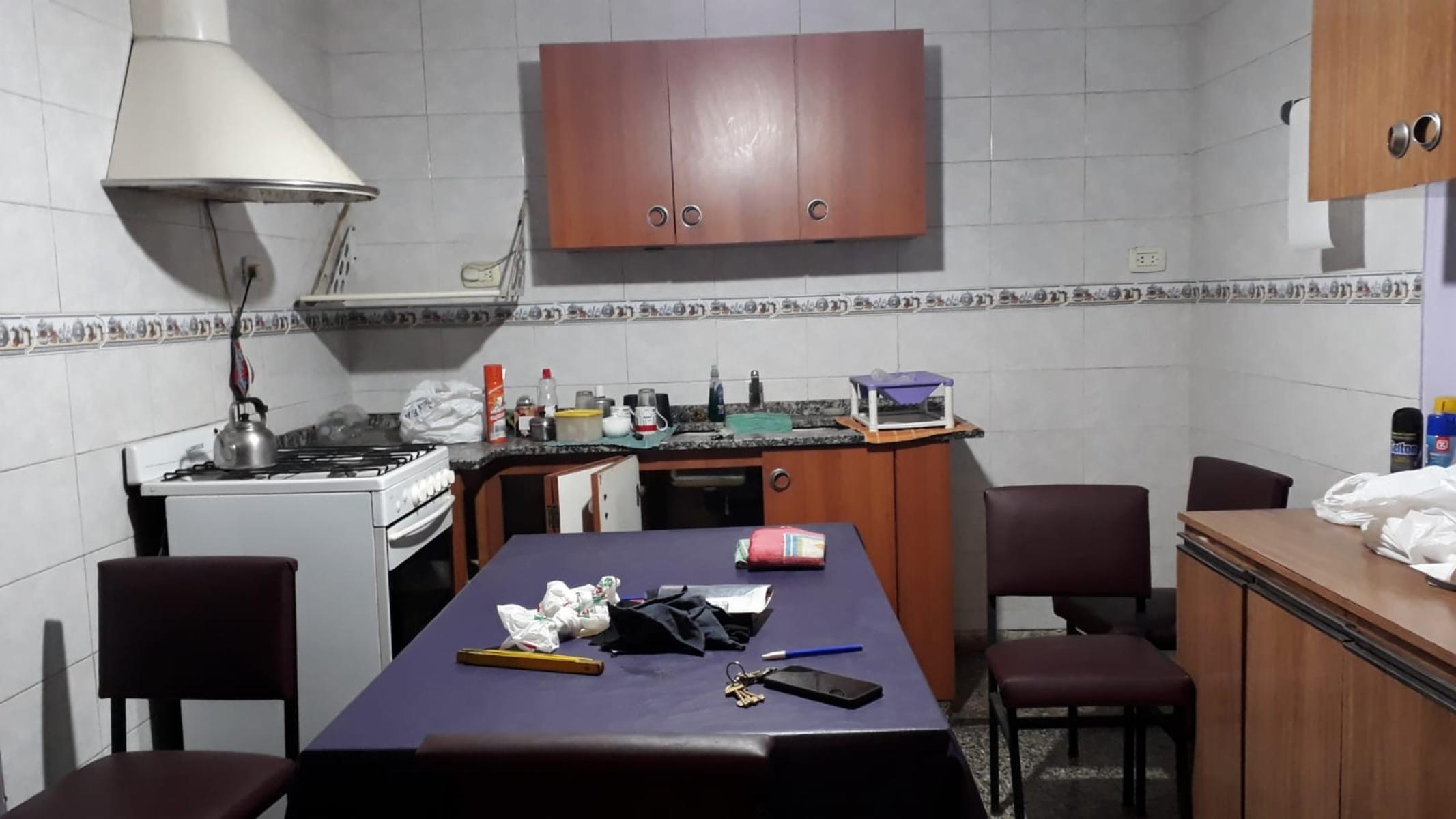 Amplia casa de 4 ambientes, con cochera semicubierta, jardín, fondo con pequeña pileta, quincho con parrilla y horno de barro + galpón guarda útiles. — foto 12