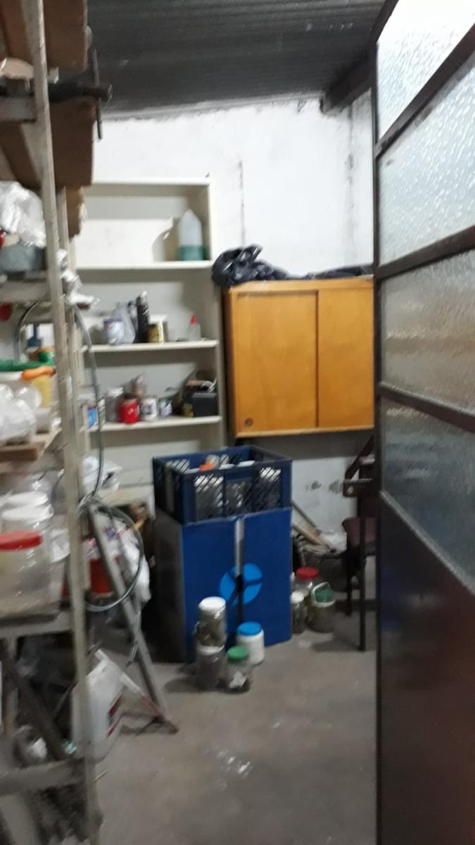 Amplia casa de 4 ambientes, con cochera semicubierta, jardín, fondo con pequeña pileta, quincho con parrilla y horno de barro + galpón guarda útiles. — foto 13