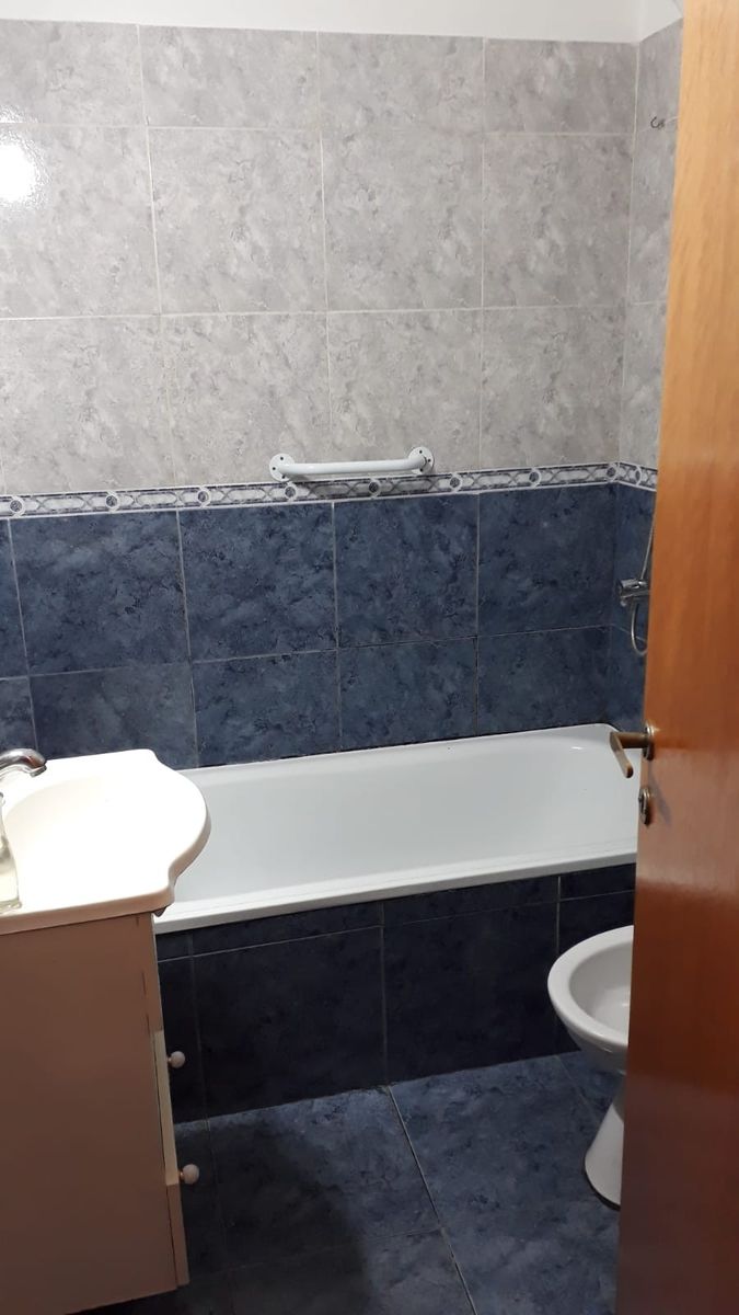 Dpto. de 2 amb., Planta Baja Lateral, con patio, a tres cuadras delaEstación ferroviaria. Muy buen estado. — foto 3