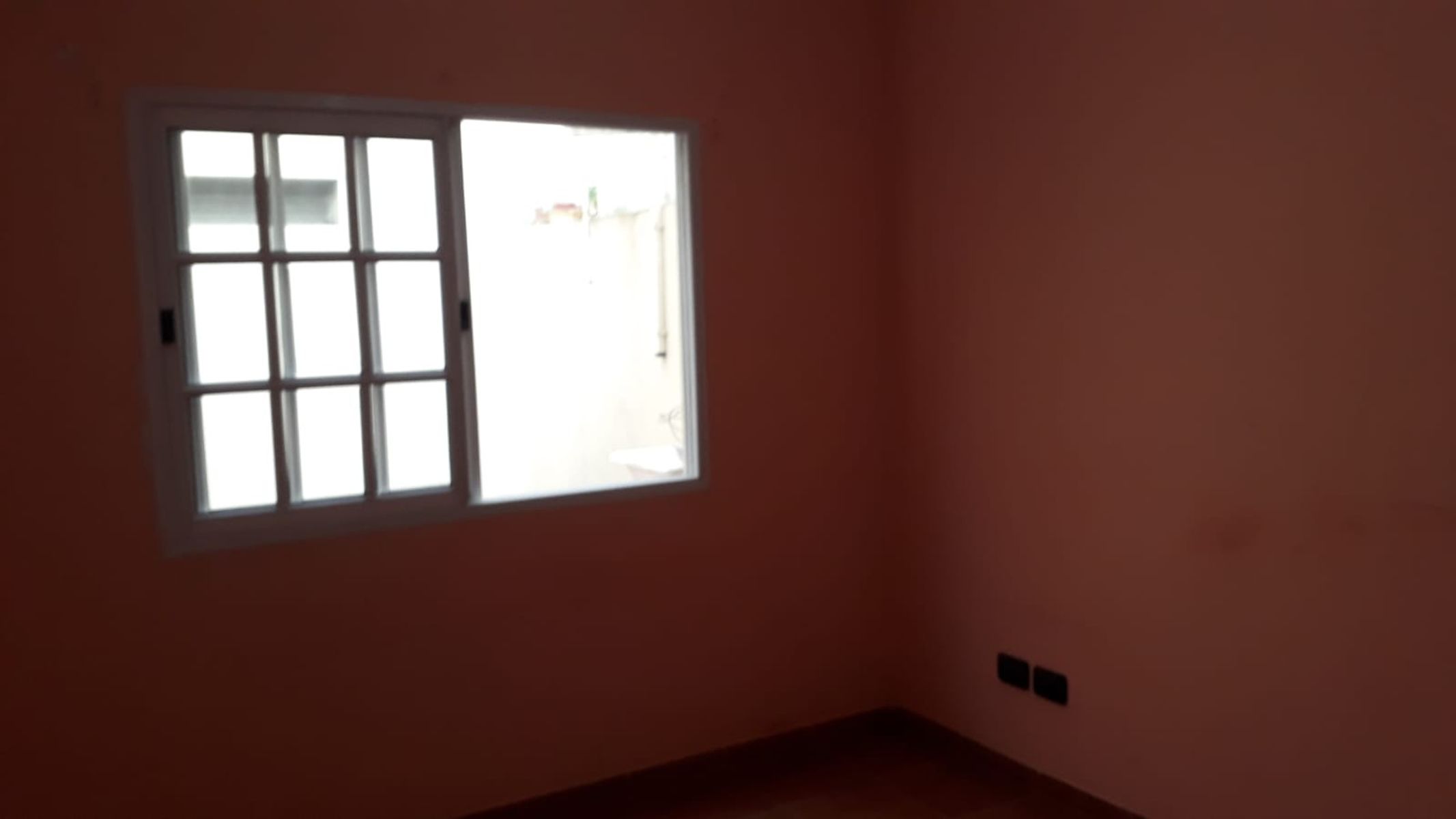 Dpto. de 2 amb., Planta Baja Lateral, con patio, a tres cuadras delaEstación ferroviaria. Muy buen estado. — foto 4