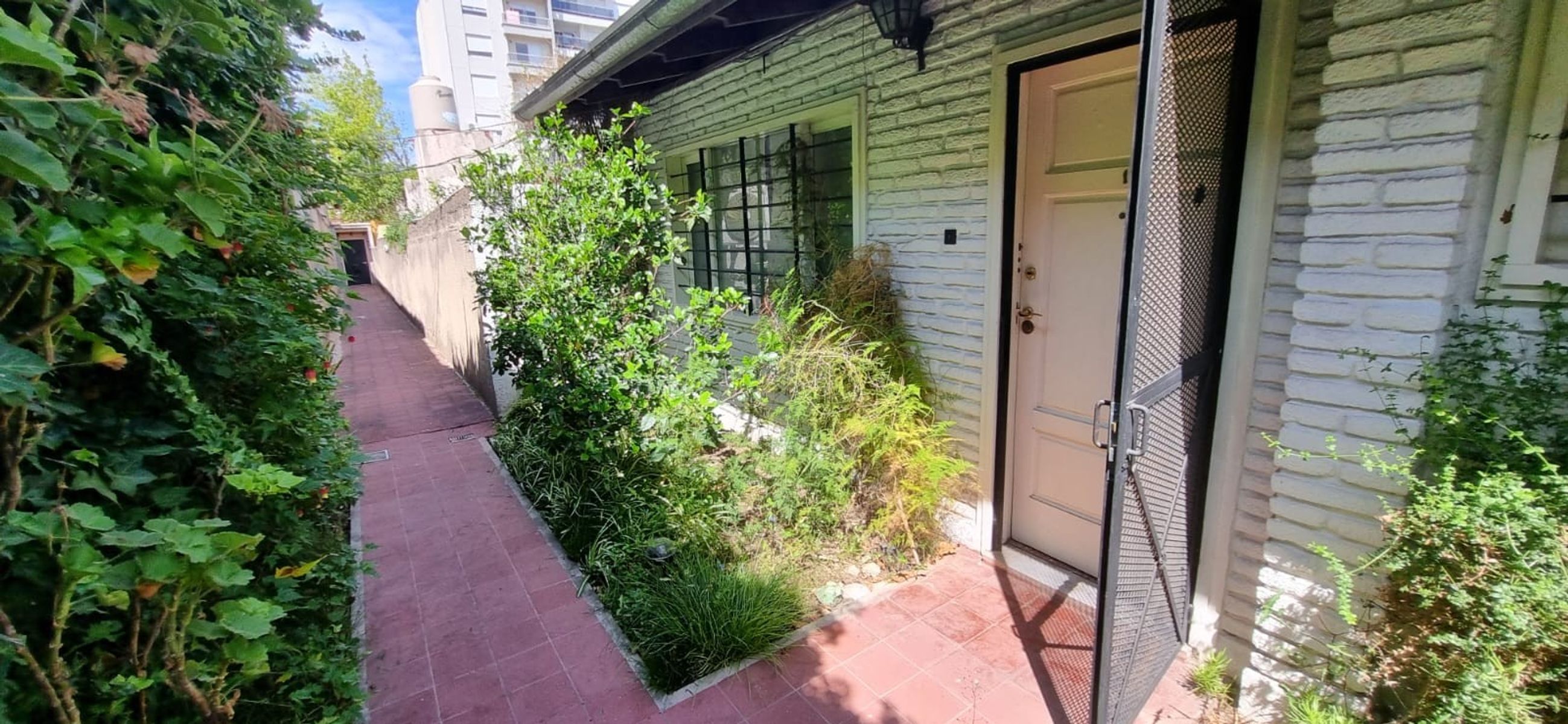 Excelente dpto. tipo casa lateral, de tres ambientes con patioyparrilla. Excelente ubicación y estado. — foto 2