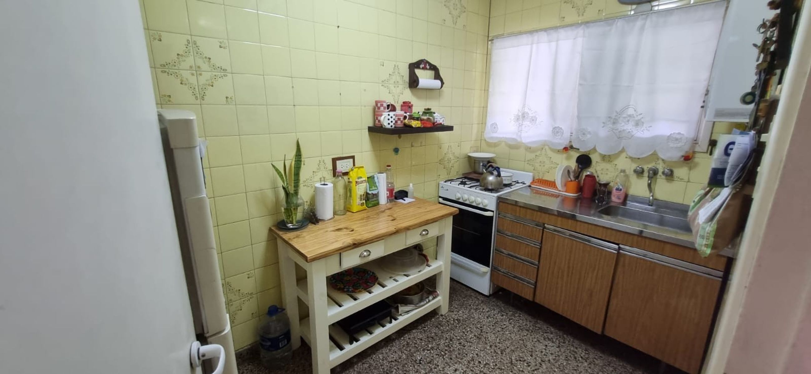 Excelente dpto. tipo casa lateral, de tres ambientes con patioyparrilla. Excelente ubicación y estado. — foto 3