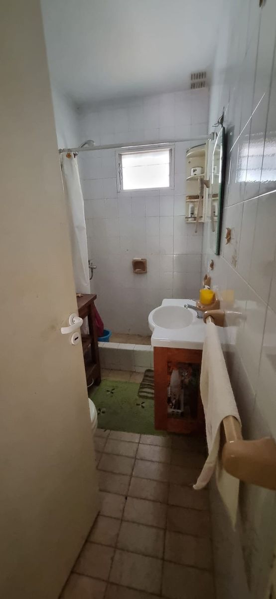 Excelente dpto. tipo casa lateral, de tres ambientes con patioyparrilla. Excelente ubicación y estado. — foto 6
