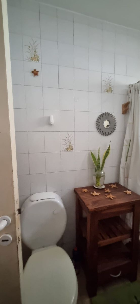 Excelente dpto. tipo casa lateral, de tres ambientes con patioyparrilla. Excelente ubicación y estado. — foto 7