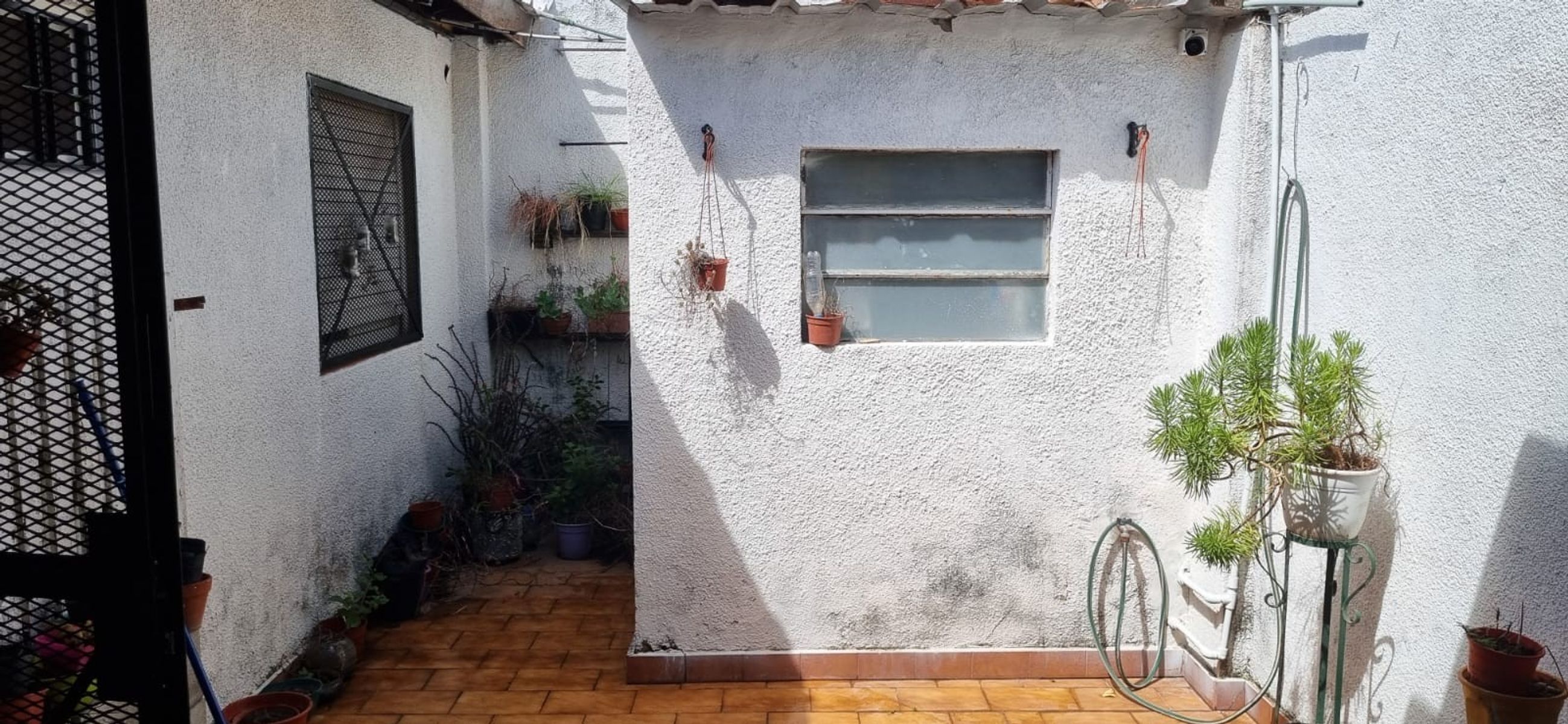 Excelente dpto. tipo casa lateral, de tres ambientes con patioyparrilla. Excelente ubicación y estado. — foto 12