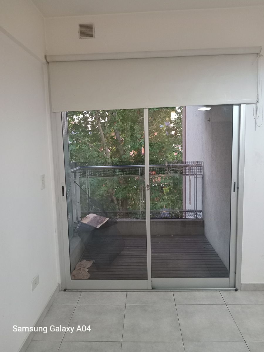 Amplio Dpto de dos ambientes, al frente con balcón (piso deck).Edificiocon SUM y piscina. - 4