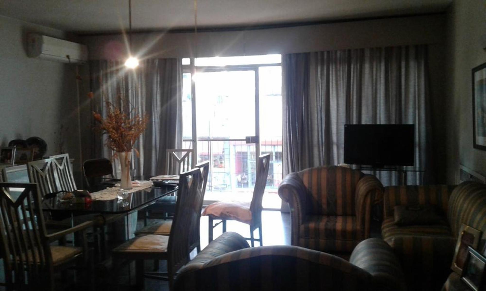 VENTA DE AMPLIO DEPARTAMENTO DE 4 AMBIENTES AL FRENTE MAS DEPENDENCIA DE SERVICIO C/ BALCON Y PATIO ZONA RECOLETA