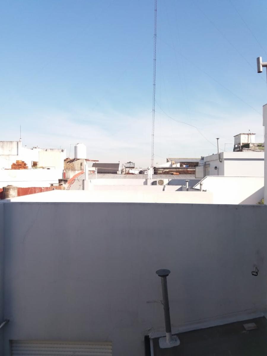 VENTA DE DEPARTAMENTO DE 3 AMBIENTES C/ TERRAZA PROPIA EN EXCELENTE ESTADO ZONA MATADEROS — foto 2