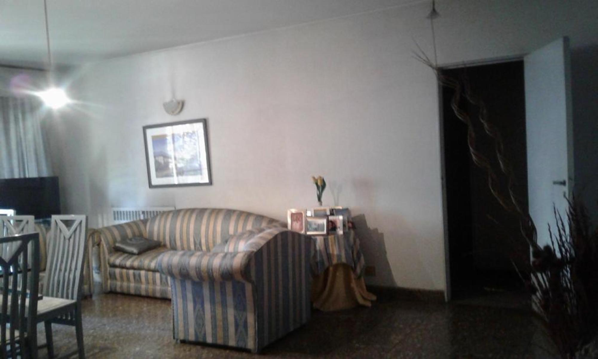 VENTA DE AMPLIO DEPARTAMENTO DE 4 AMBIENTES AL FRENTE MAS DEPENDENCIA DE SERVICIO, BALCÓN Y PATIO CUBIERTO — foto 3
