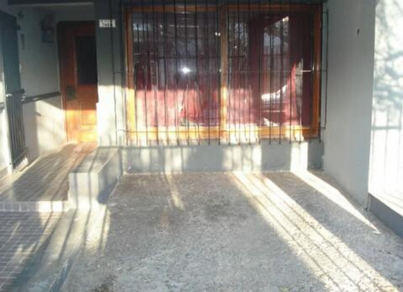 CASA DE 4 AMBIENTES, PATIO, GARAGE ZONA MATADEROS — foto 3
