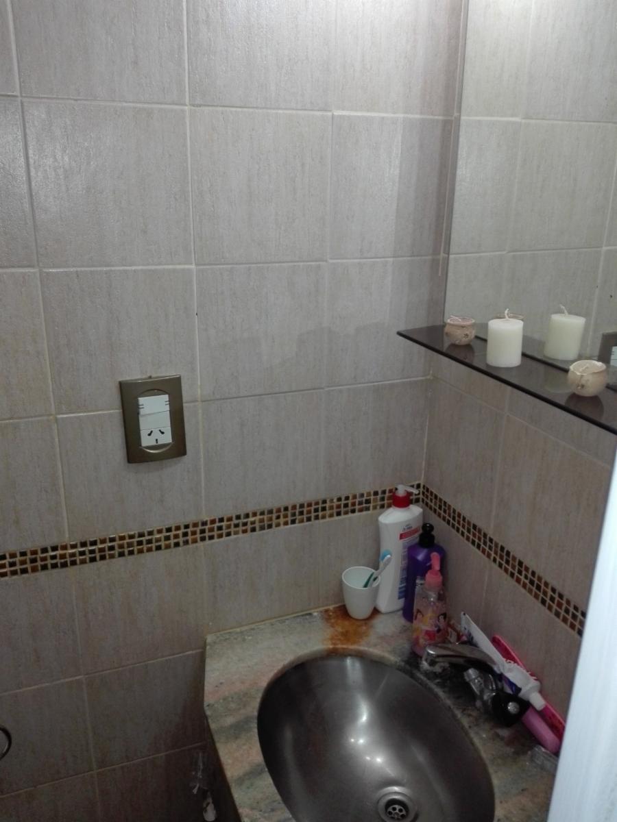 AMPLIO DPTO DE 3 AMB. AL FRENTE CON PATIO Y DOS BAÑOS