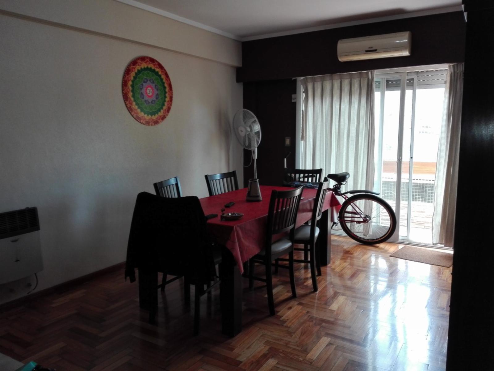 AMPLIO DPTO DE 3 AMB. AL FRENTE CON PATIO Y DOS BAÑOS — foto 2