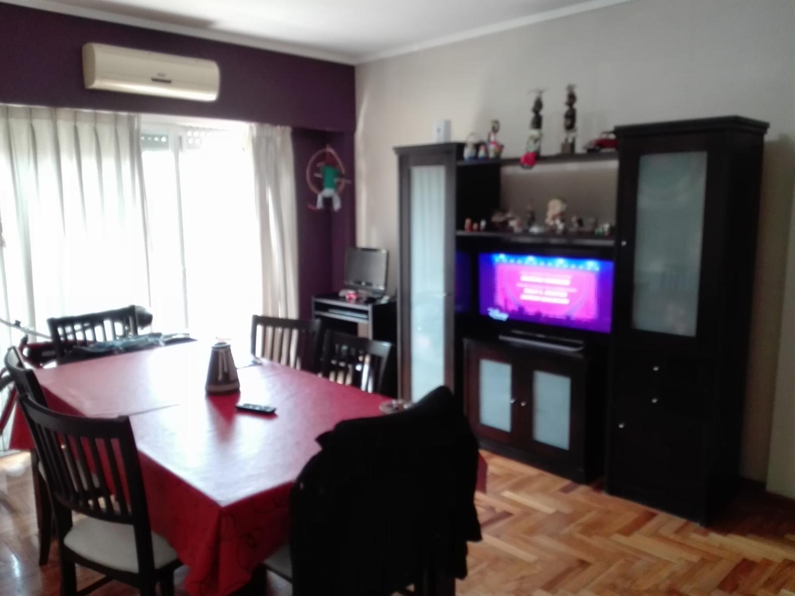 AMPLIO DPTO DE 3 AMB. AL FRENTE CON PATIO Y DOS BAÑOS — foto 3