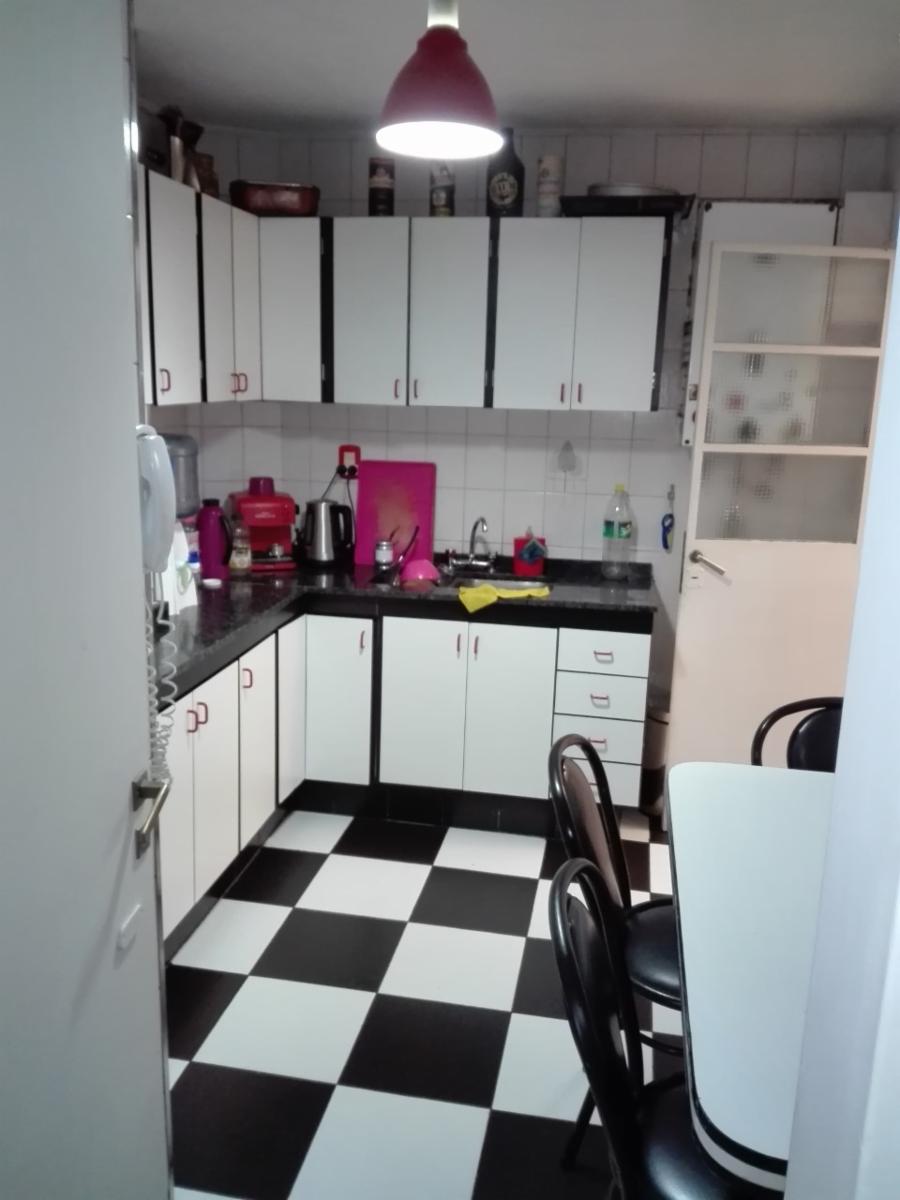 AMPLIO DPTO DE 3 AMB. AL FRENTE CON PATIO Y DOS BAÑOS — foto 5
