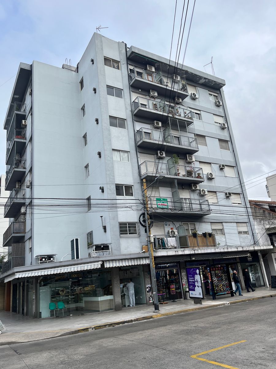 Departamento 2 Ambientes. Orientacion a calle San Lorenzo. A 3 cuadras plaza.