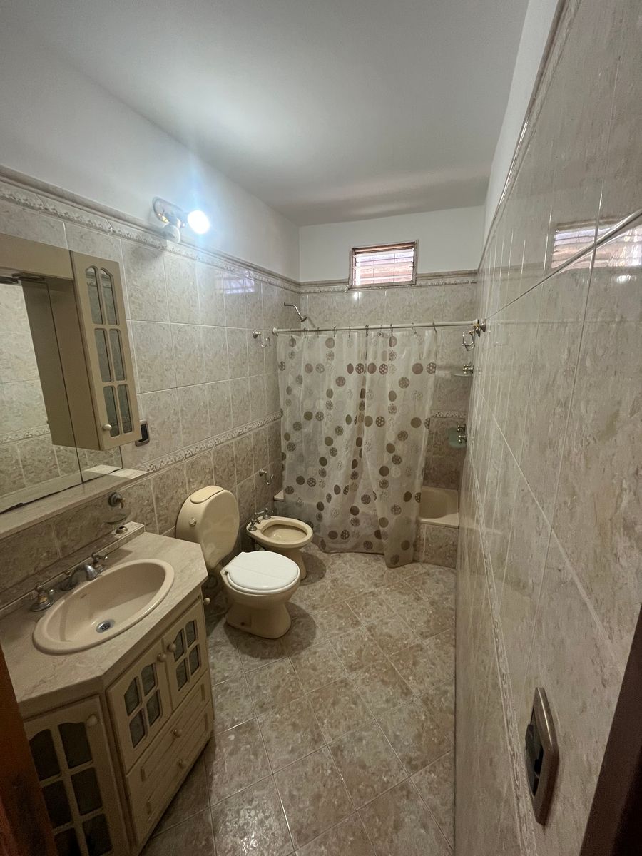 Casa 4 ambientes con patio y cochera — foto 2