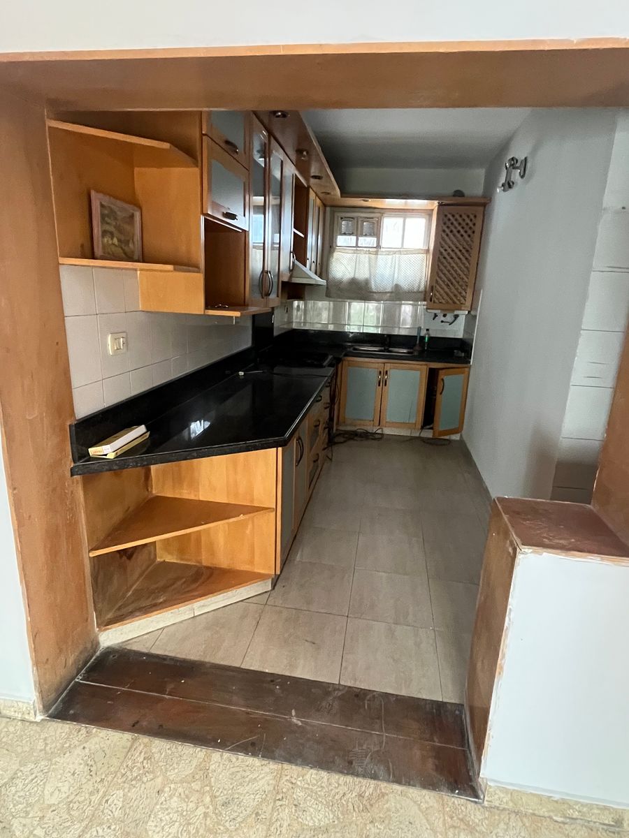 Casa 4 ambientes con patio y cochera — foto 3