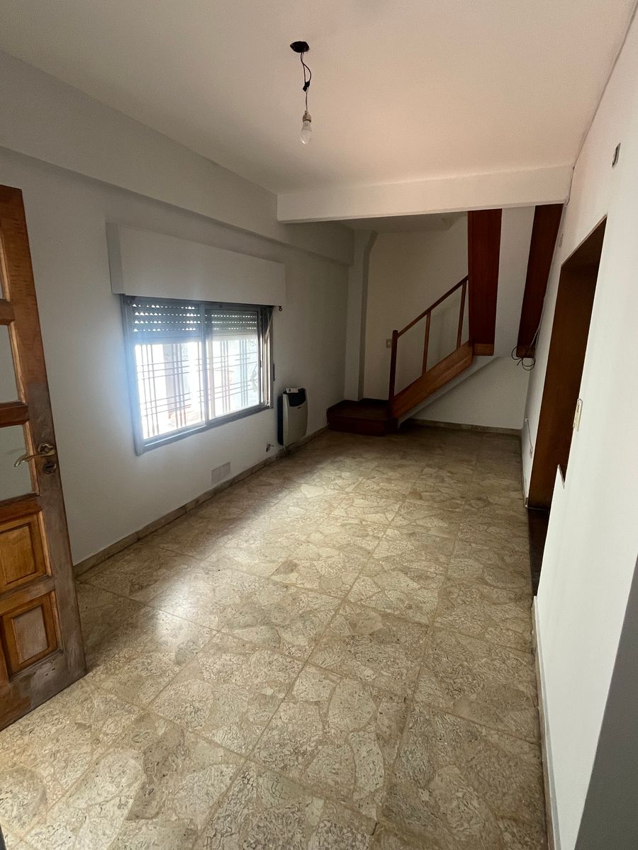 Casa 4 ambientes con patio y cochera — foto 4