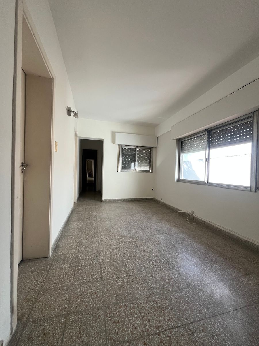 Casa 4 ambientes con patio y cochera — foto 5