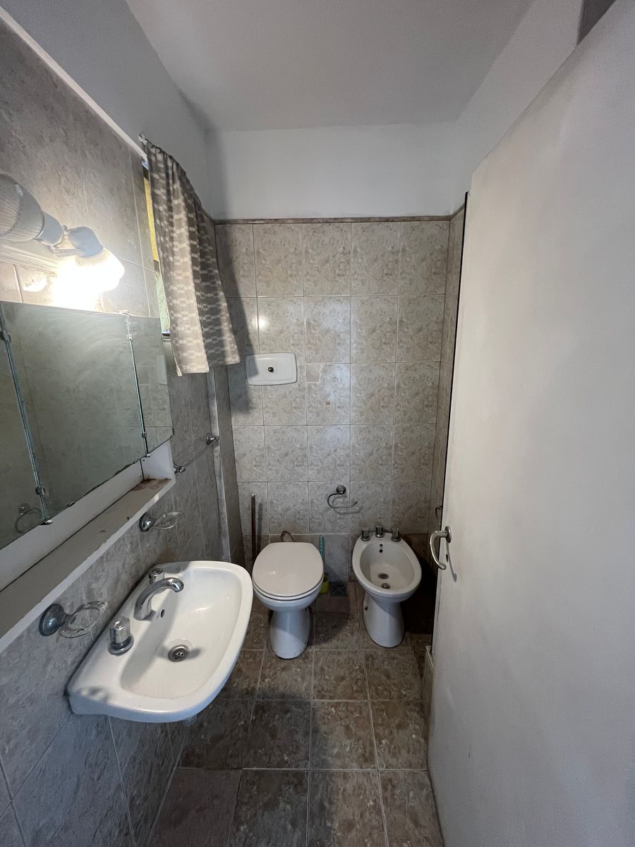 Casa 4 ambientes con patio y cochera — foto 6