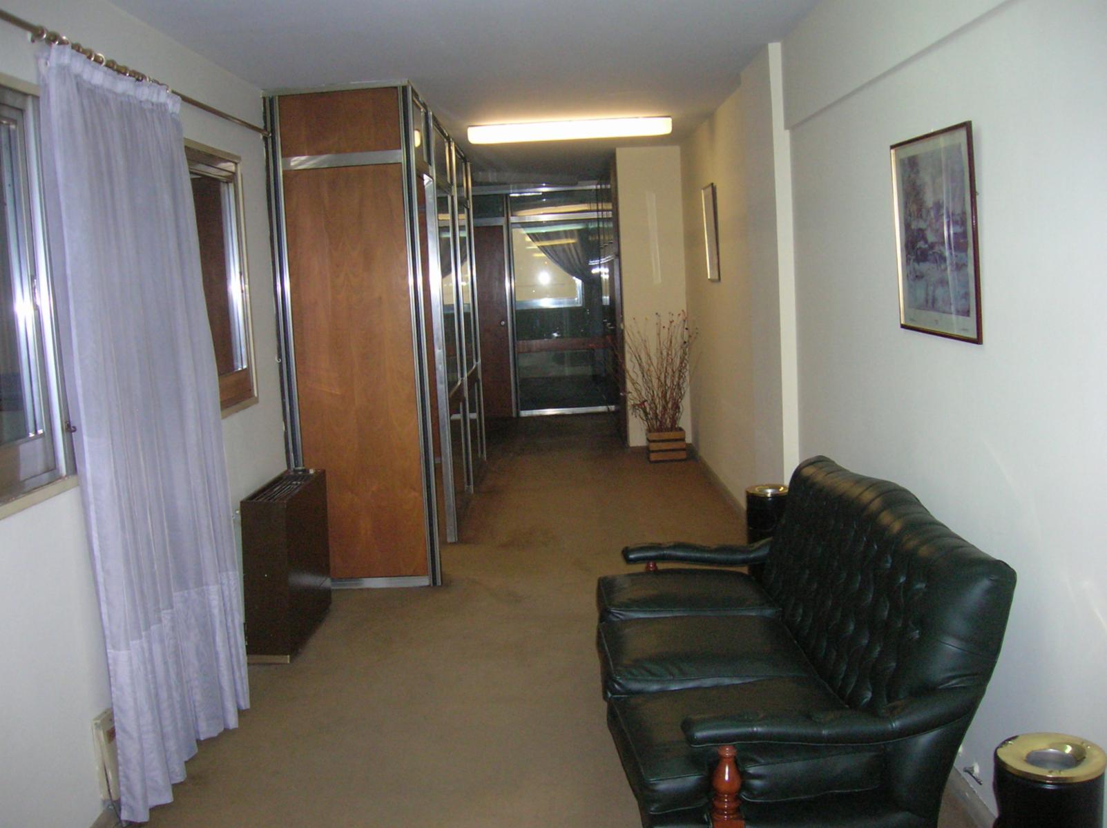 MUY BUENAS OFICINAS EN SEMIPISO DE 130 M2 SOBE AV. 9 DE JULIO - 13