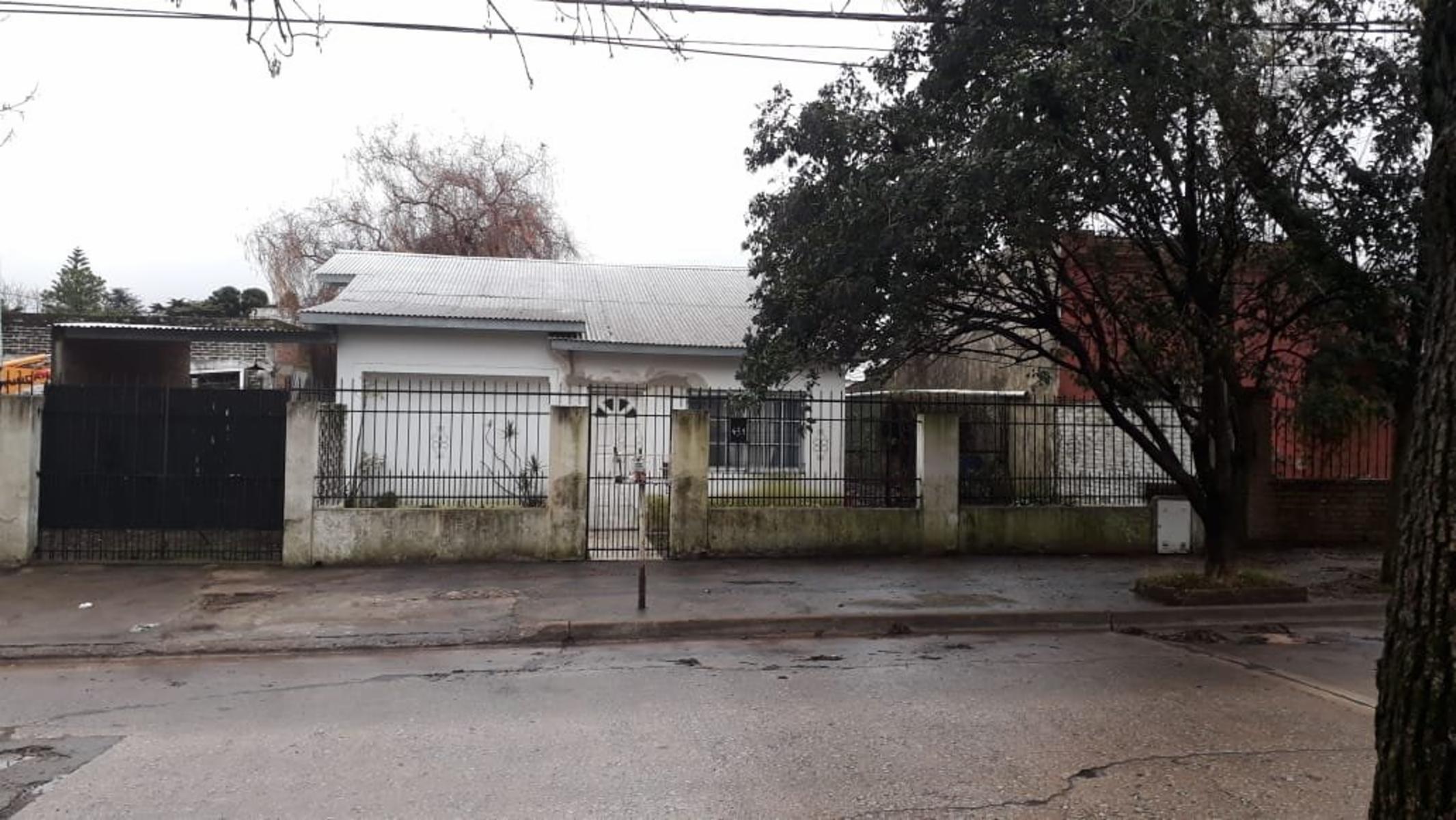 AMPLIA CASA EN MONTE GRANDE CENTRO