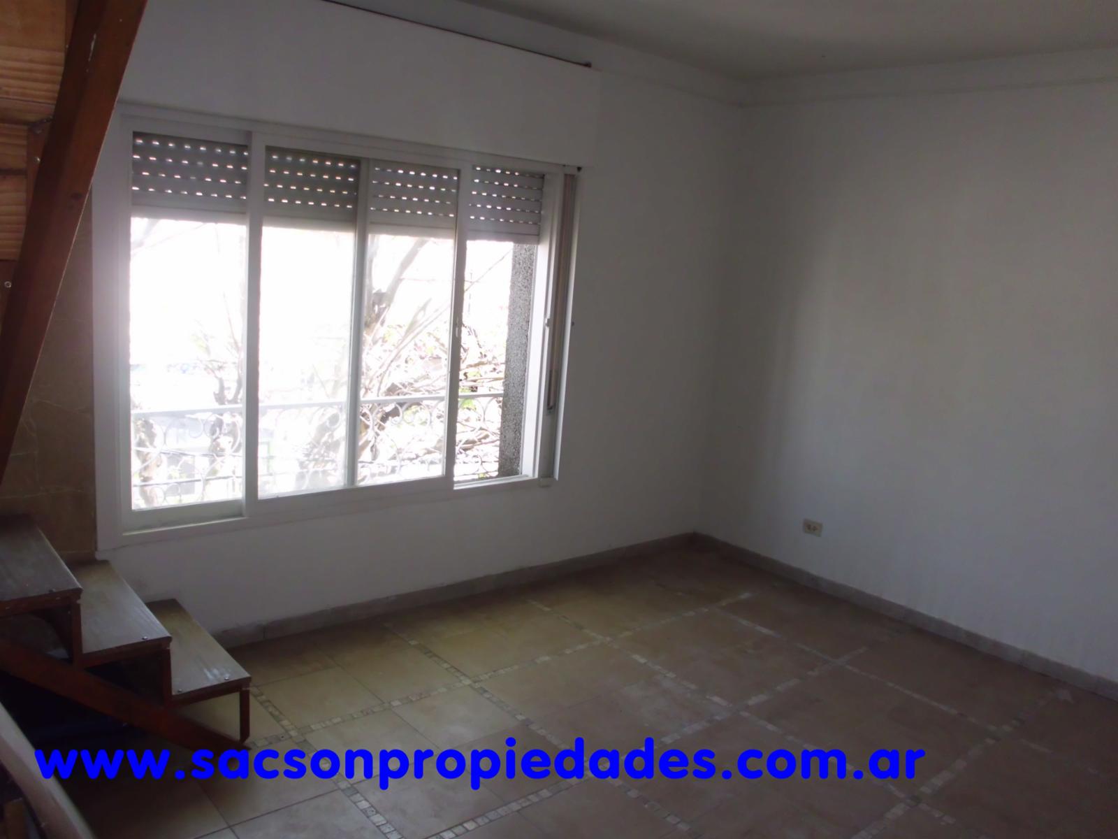 V560 Ramos Mejia Venta amplio PH 4-5 amb. con terraza