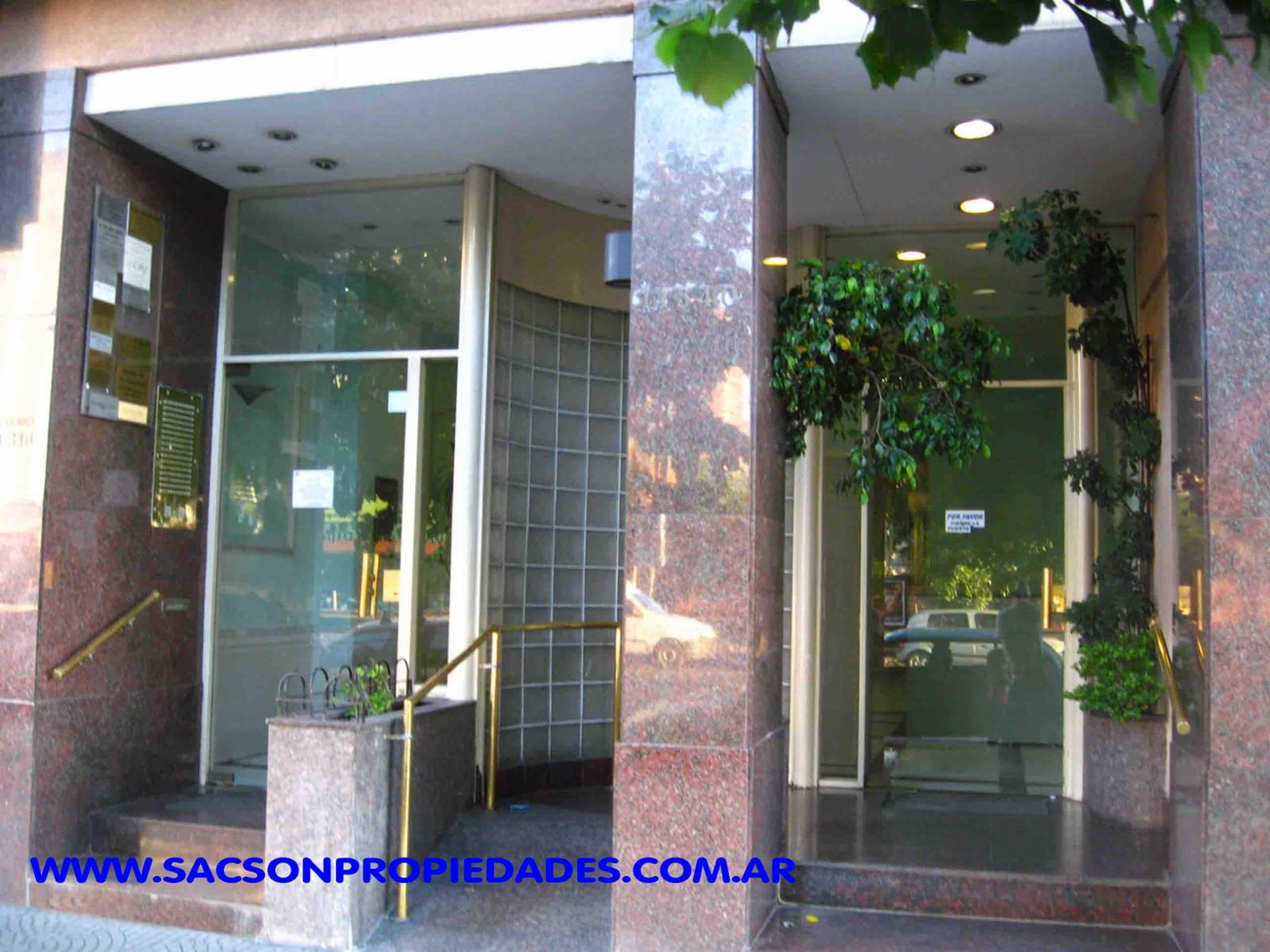 V578 Ramos Mejia Departamento 1 amb. Amplio sobre Av. Rivadavia Oportunidad